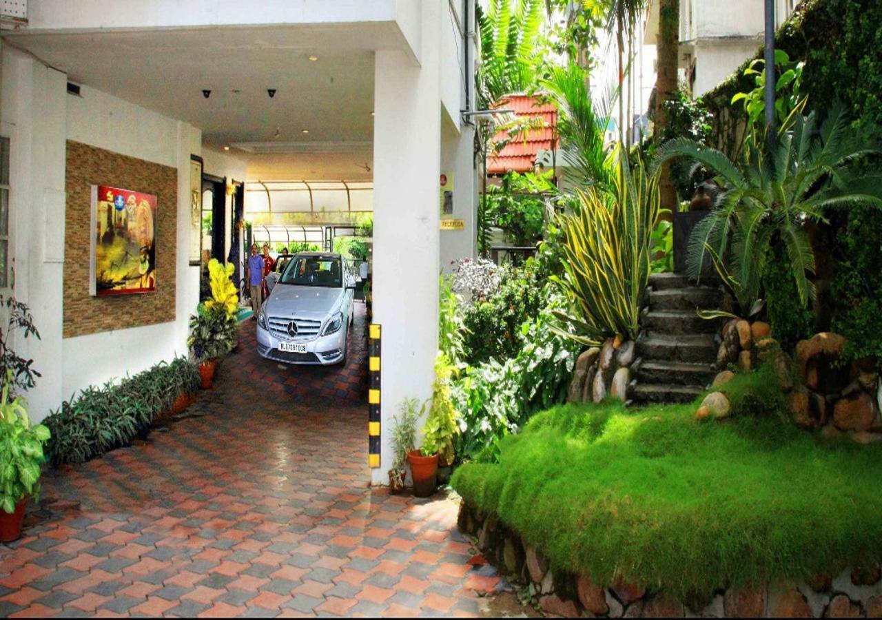 โรงแรมยุวารานี เรซิเดน้ซี่ Kochi ภายนอก รูปภาพ